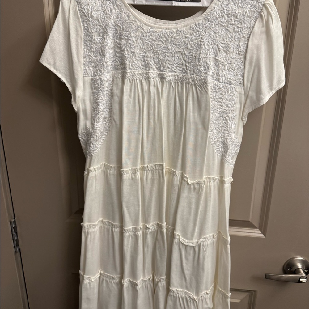 Floral embroider white dress